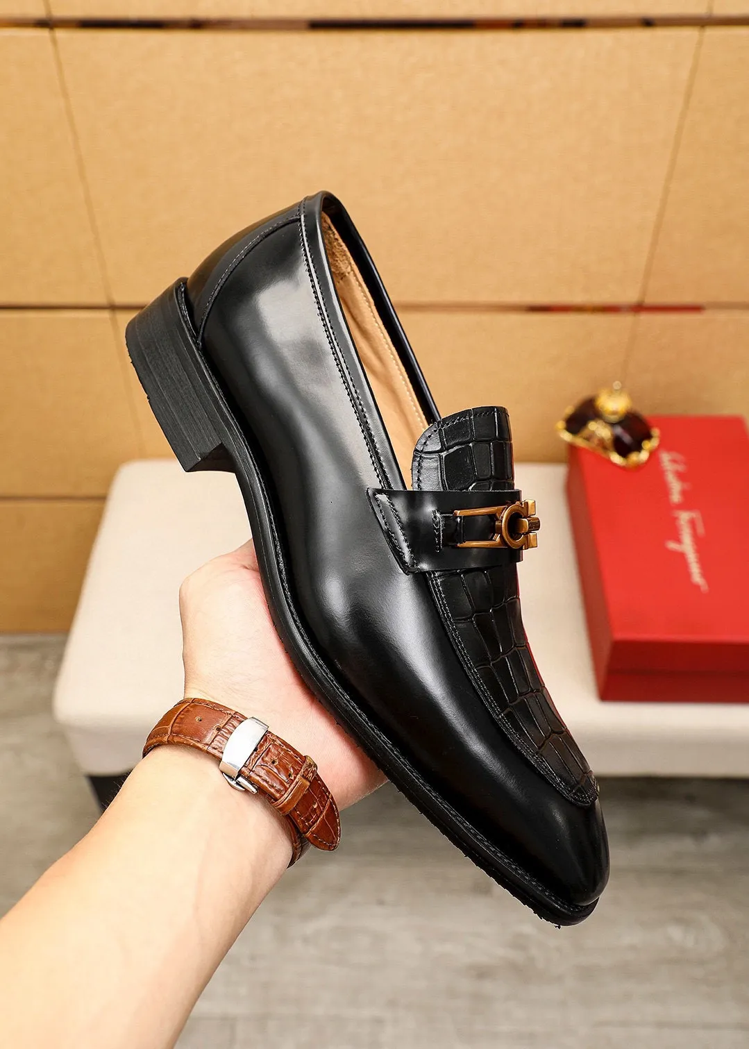 Men's shoes 💰480💰 Product trademark: Ferragamo "Ferragamo" casual leather shoes Regular size: 38-44 (45🉑️customized) Product materials: Selected imported first-layer open-edge beaded calfskin embossed upper + original hardware buckle, imported water-dyed cowhide leather lining. Strong three-dimensional visual effect, combined outsole Color: 2⃣️colors available